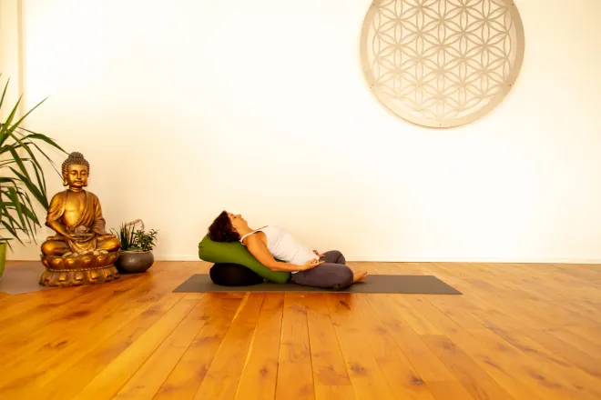 Live: Restorative Yoga - Entspannung für alle Sinne