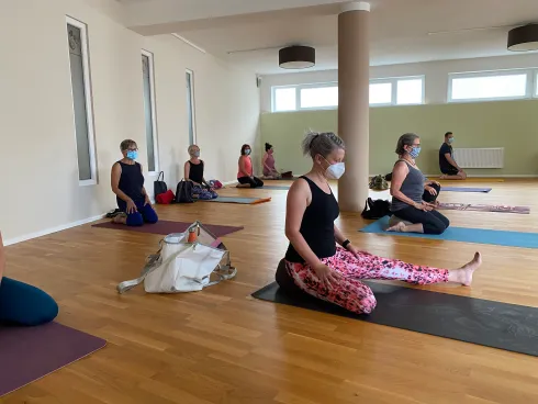 Yoga basic VORORT & ONLINE (hybrid) Klasse