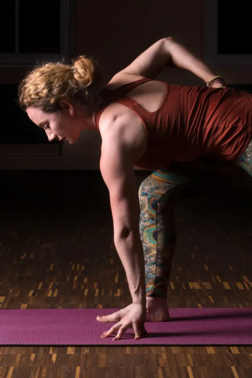 Ashtanga Yoga (hybride Klasse/ im Studio)