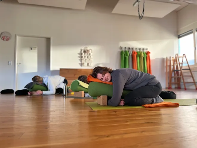 Online: Restorative Yoga - Entspannung für alle Sinne