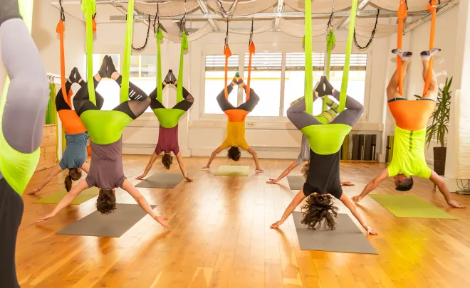 Online: Aerial Yoga mit Leichtigkeit und Kraft