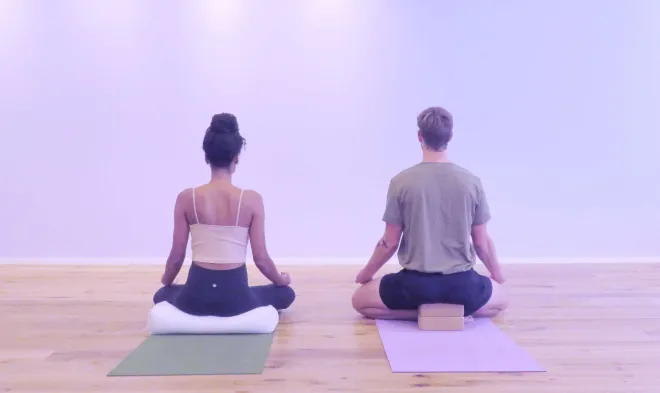 Yoga & Meditation /ko'mju:n/