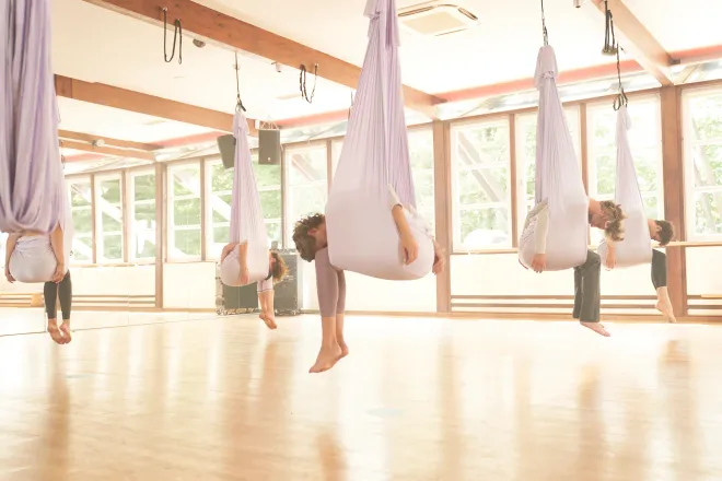 Air Yoga  (Beginner & Advanced) BITTE SCHMUCK ABMACHEN