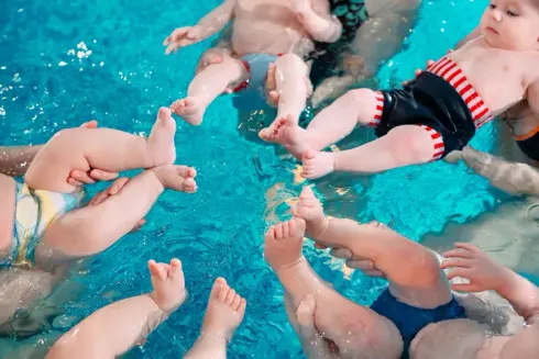 Baby und Bambinischwimmen mit Familie